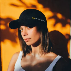 gorra No Hay Huevos modelo femenina